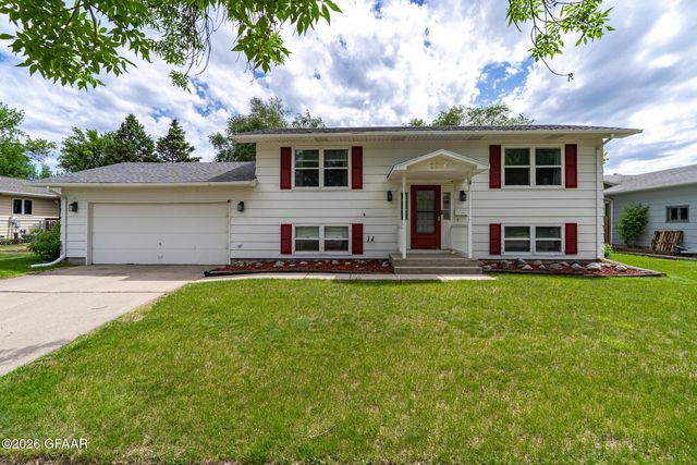 2226 Springbrook Ct, Grand Forks, ND 58201