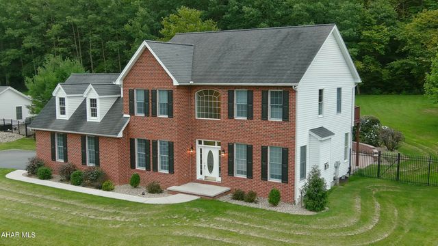 513 Clearview Dr, Hollidaysburg, PA 16648