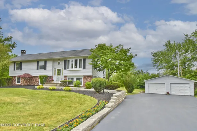 153 Mountain View Dr, Stroudsburg, PA 18360