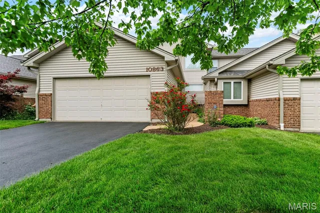 10863 Picadily Square Dr, Saint Louis, MO 63146