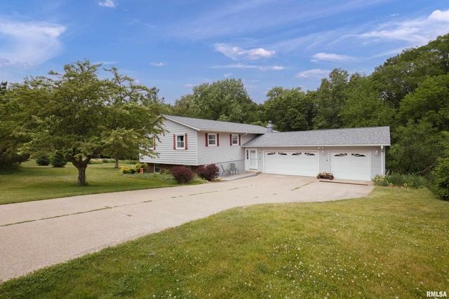 13 Valley View Dr, Blue Grass, IA 52726