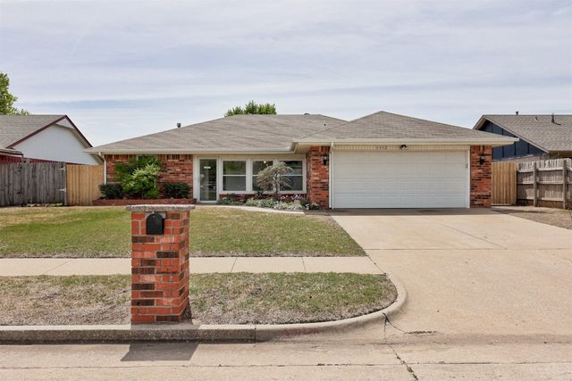 1332 NW 6th Pl, Moore, OK 73170