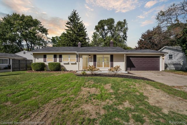 6314 Woodsdale Dr, Grand Blanc, MI 48439