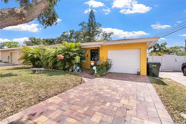 2042 Isabelle St, Largo, FL 33774