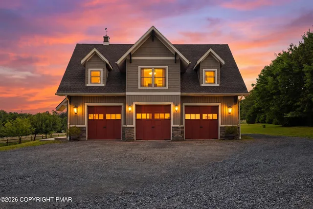 2432 Rimrock Dr, Stroudsburg, PA 18360