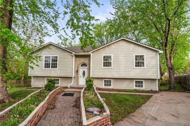 318 SE Bent Tree Dr, Blue Springs, MO 64014
