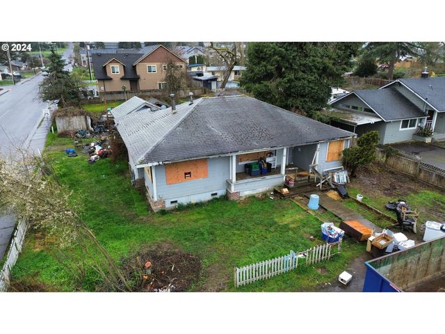 493 D St, Creswell, OR 97426