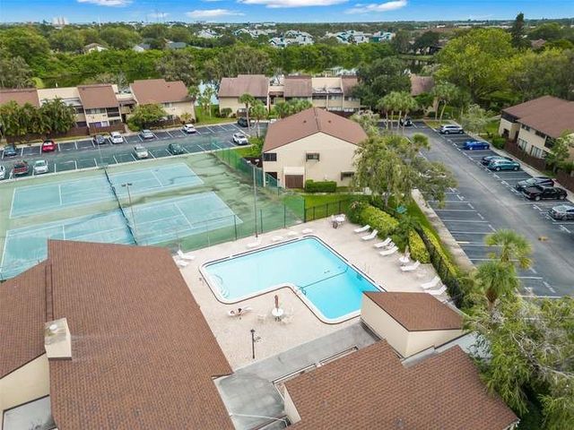 855 N  Village Dr N #203, Saint Petersburg, FL 33716