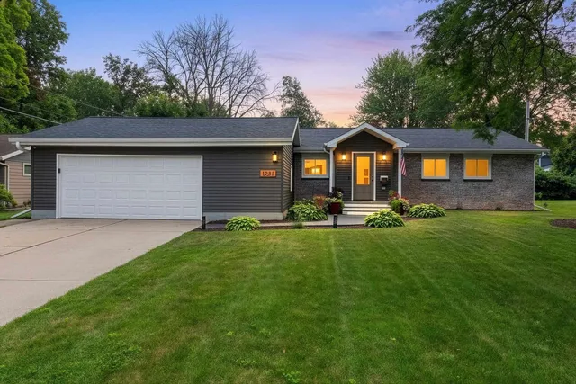 1221 E  Hanson Dr, Appleton, WI 54915