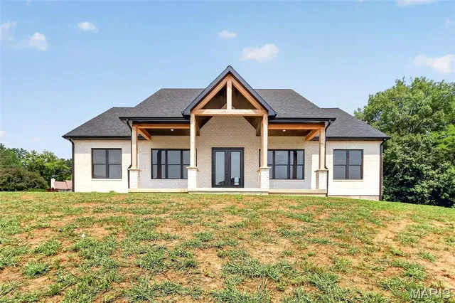 10116 Norwoods Ct, Hannibal, MO 63401