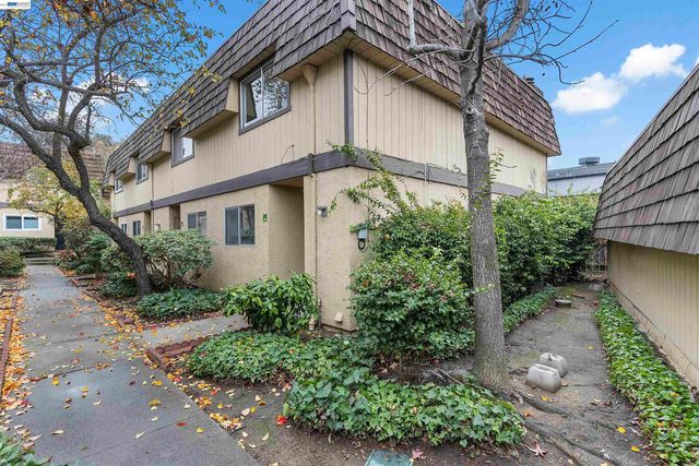 10401 Shaw St #401, Oakland, CA 94605