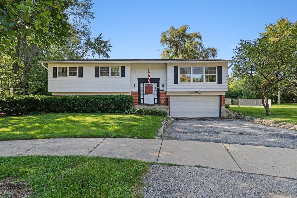 15 E Berkley Dr, Arlington Heights, IL 60004