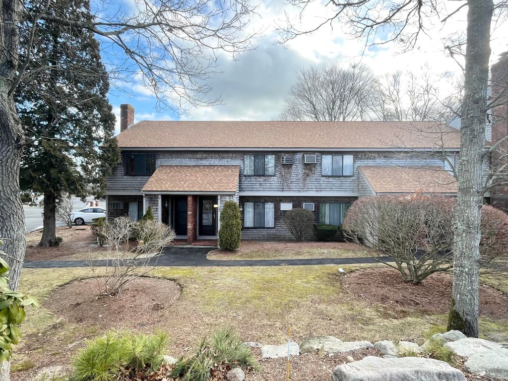 2 Townhouse Court UNIT 2, Hyannis, MA 02601