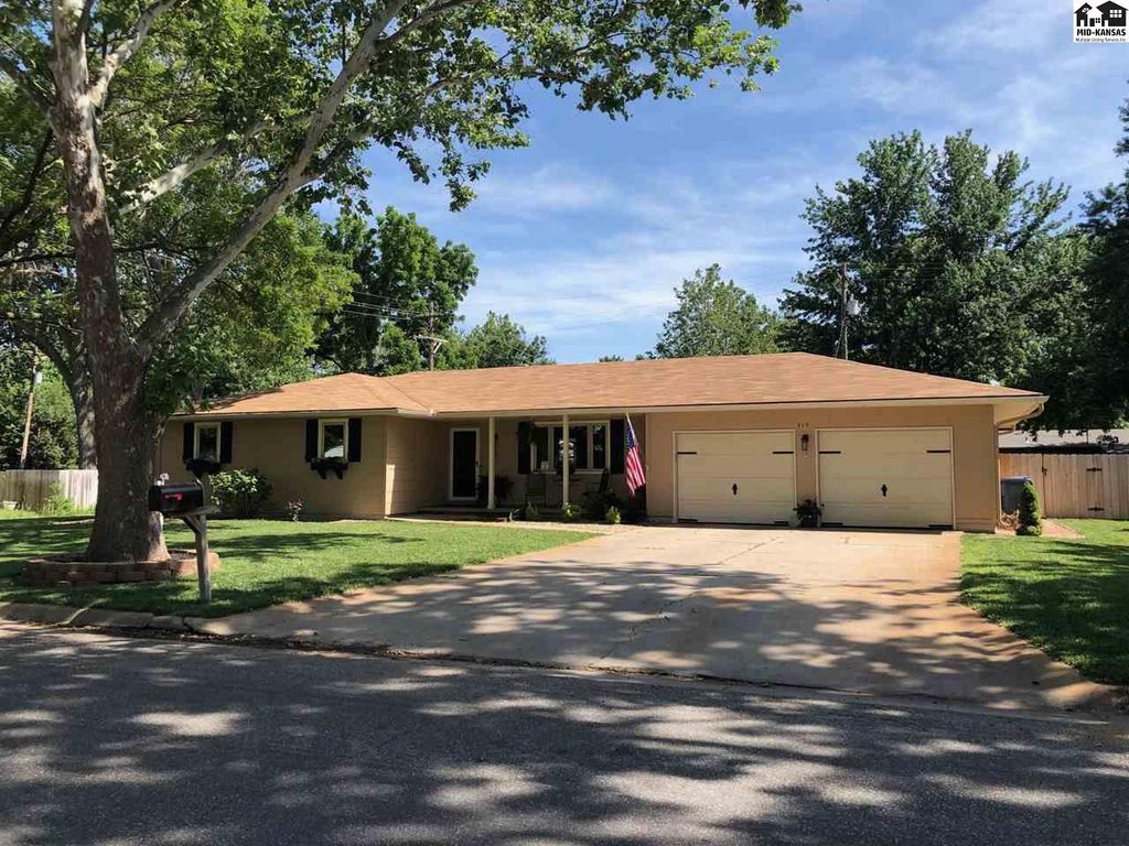 915 E 32nd Ave, Hutchinson, KS 3 Bed, 2 Bath Single 915 E 32nd Ave, Hutchinson, KS 3 Bed, 2 Bath Single