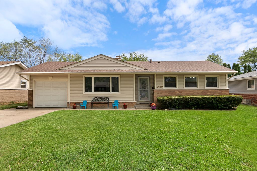 237 Wildwood Rd, Elk Grove Village, IL 60007