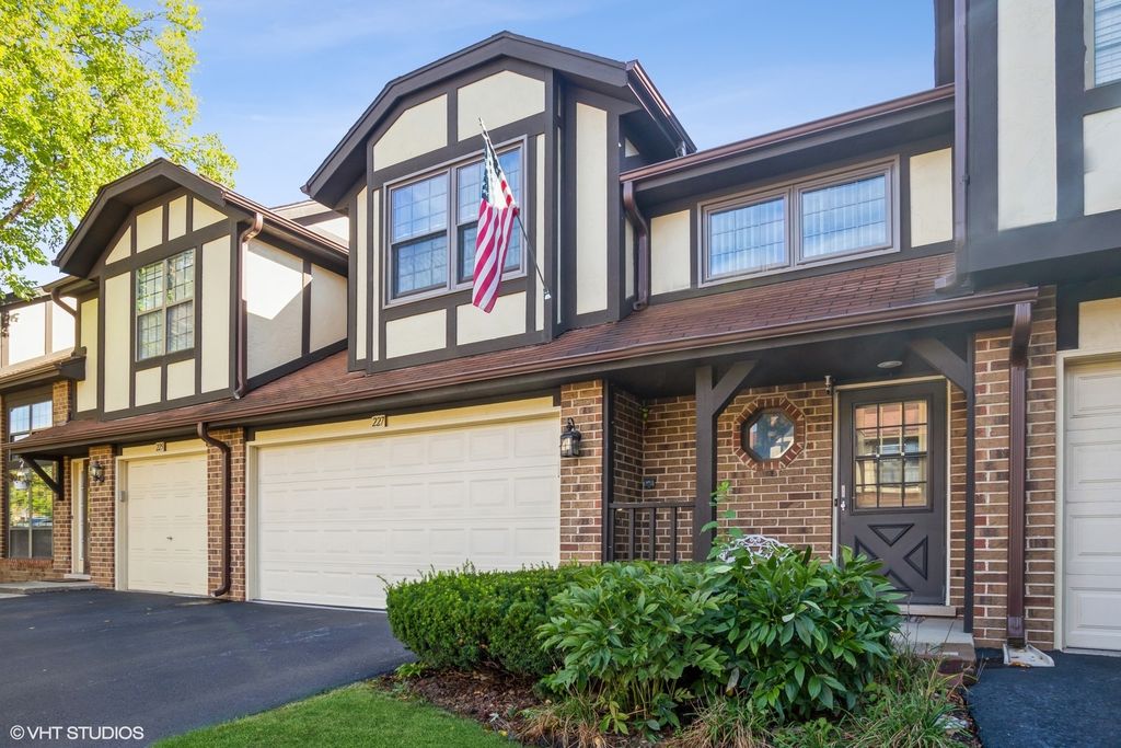 227 Wildwood Ct, Bloomingdale, IL 60108