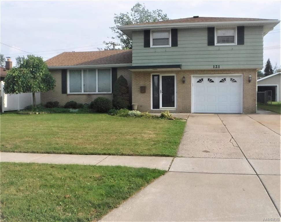 121 Elmsford Dr, West Seneca, NY 14224