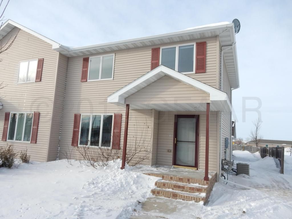 1025 Selkirk Cir, Grand Forks, ND 58203