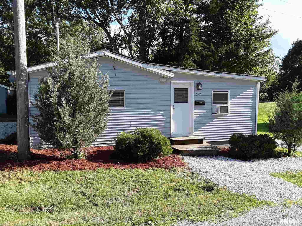 927 E Oak St, Macomb, IL 61455