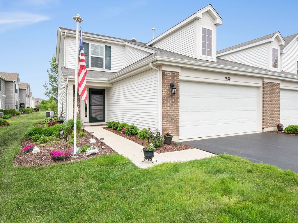 1352 Newport Ct, Pingree Grove, IL 2 Bed, 2 Bath Condo 38 Photos