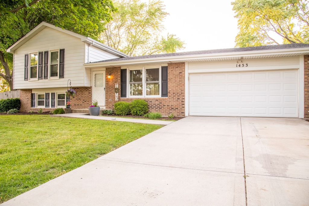 1453 Briarwood Dr, Naperville, IL 60540