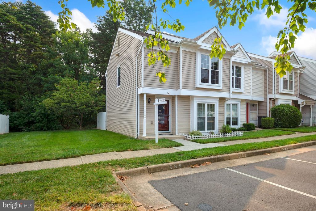 347 Lancaster Sq, Sterling, VA 20164