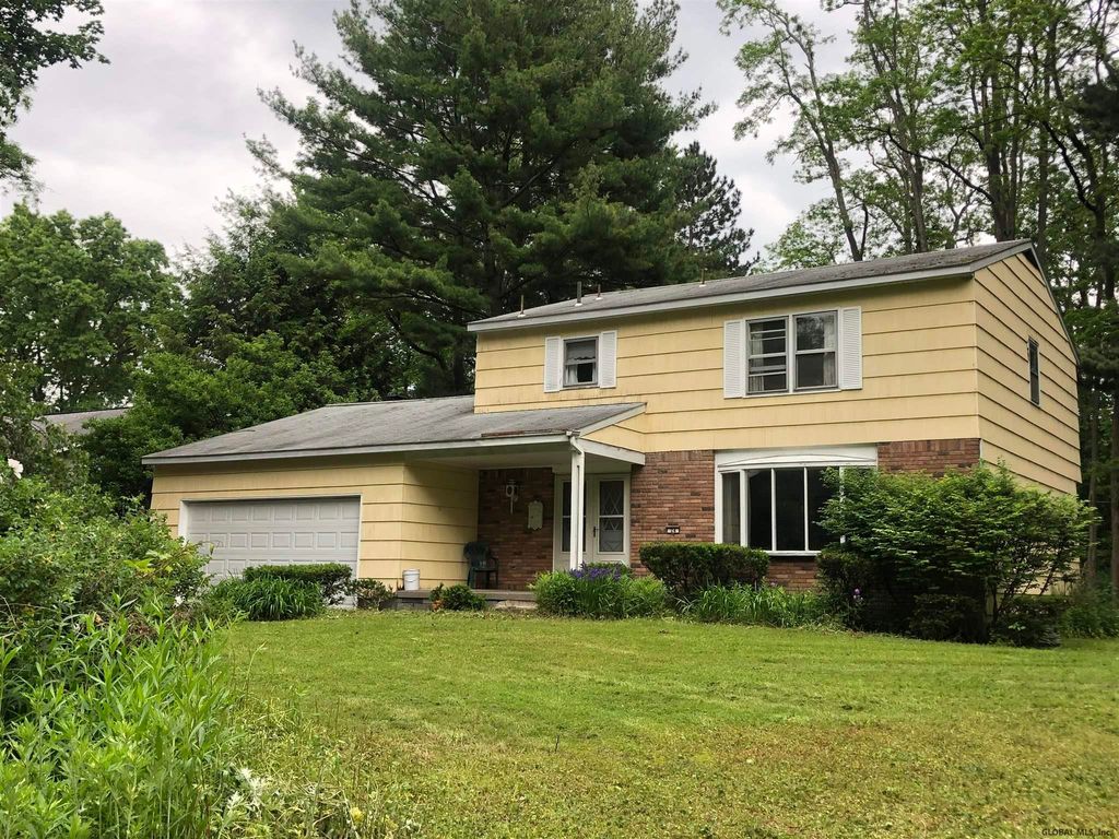 24 S Maple Ln, Loudonville, NY 12211