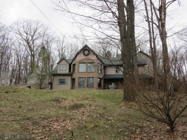 228 Old Peterson Dr, Johnstown, PA 15905