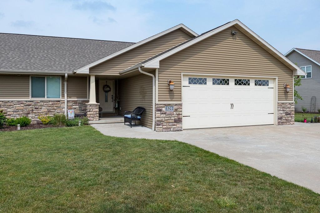 524 Coonen Dr, Combined Locks, WI 54113