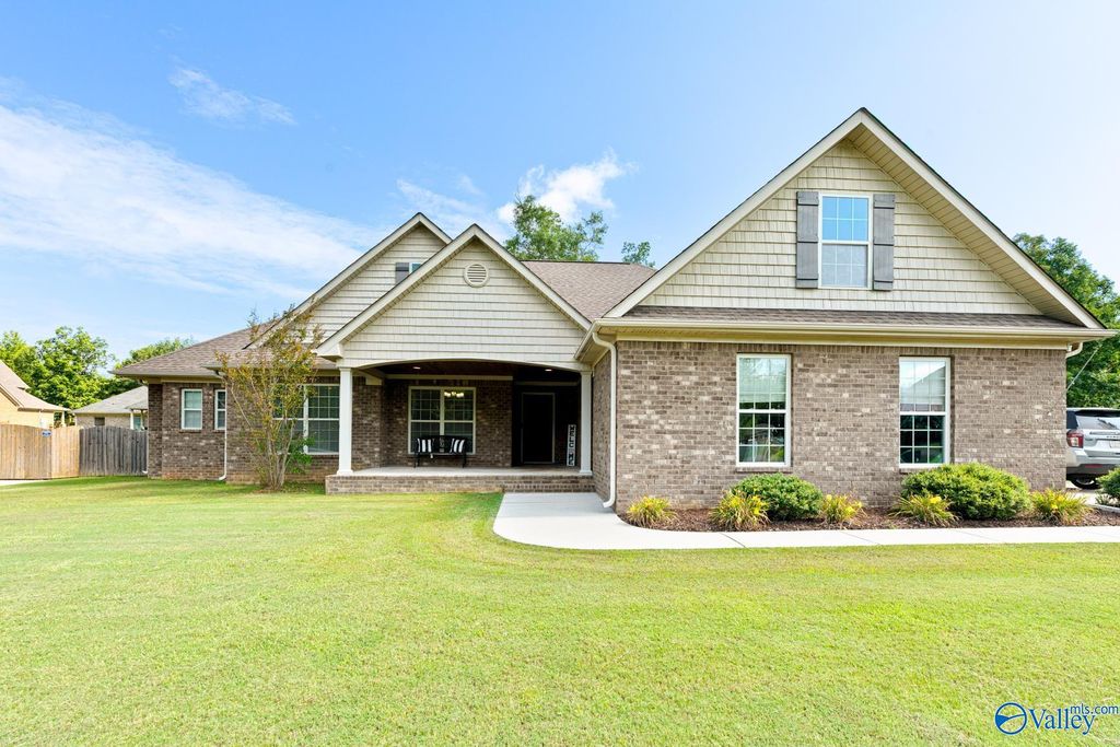 303 Ferncrest St SW, Hartselle, AL 35640