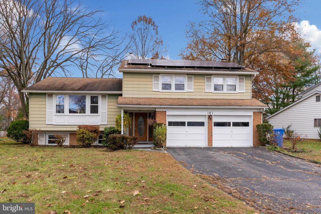 101 Lamp Post Ln, Cherry Hill, NJ 08003