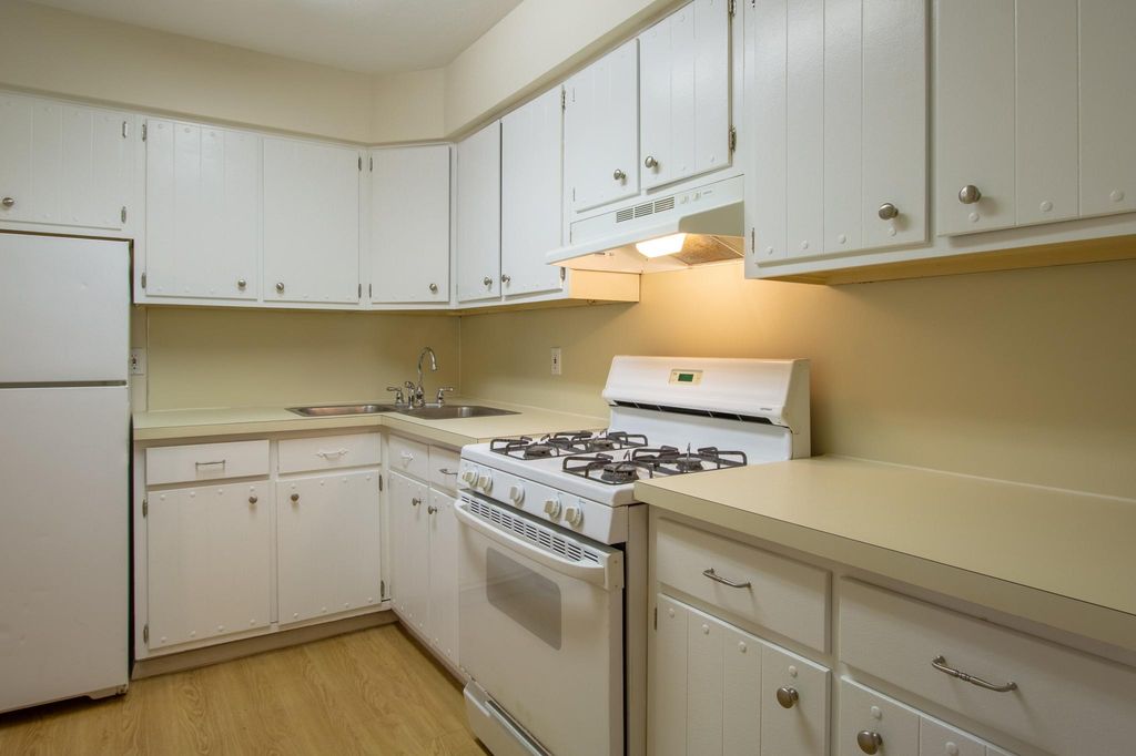80 Rossway Ave, Rossford, OH 43460