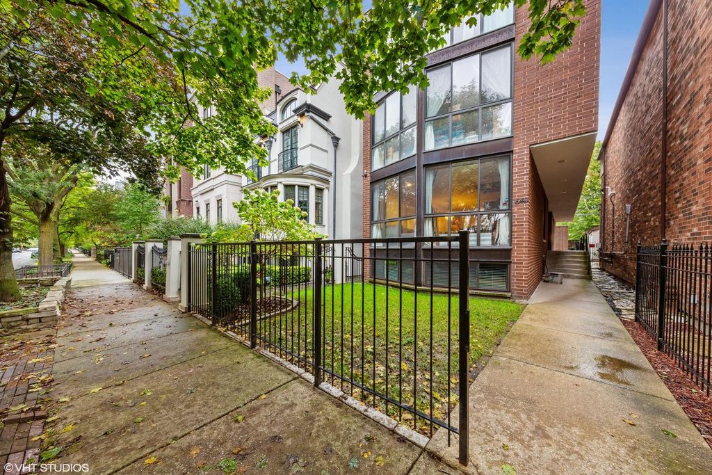 1649 N Burling St, Chicago, IL 60614