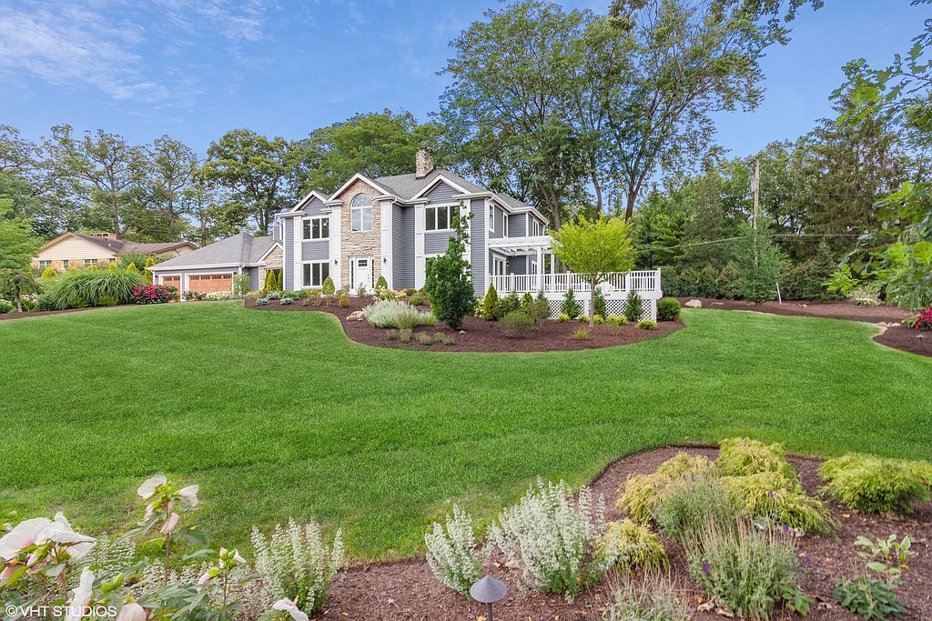 23W100 Red Oak Dr, Glen Ellyn, IL 60137