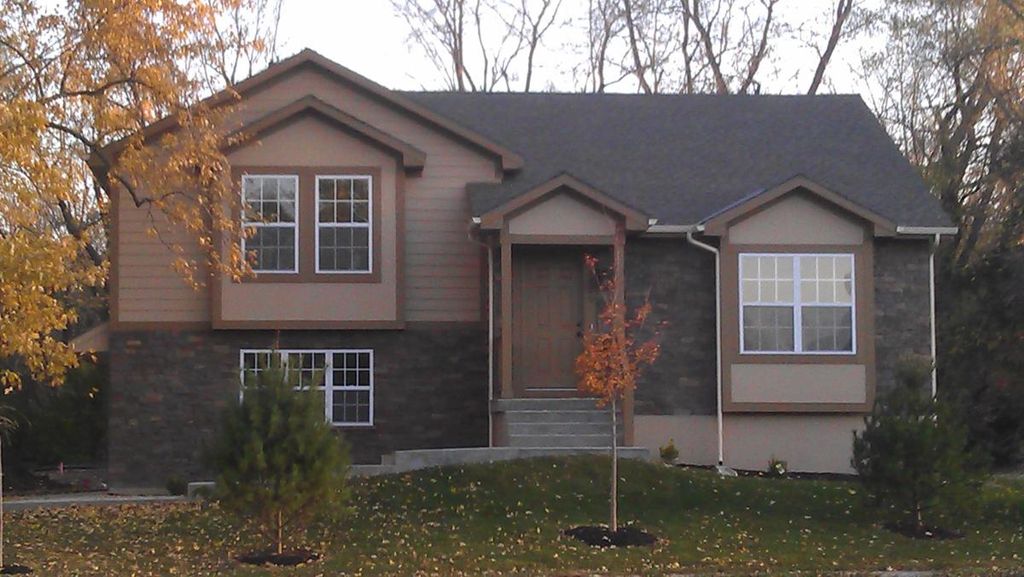 8420 Goodman Dr, Overland Park, KS 66212