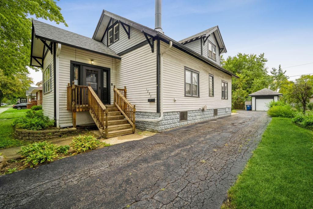 1293 Campbell Ave, Des Plaines, IL 60016