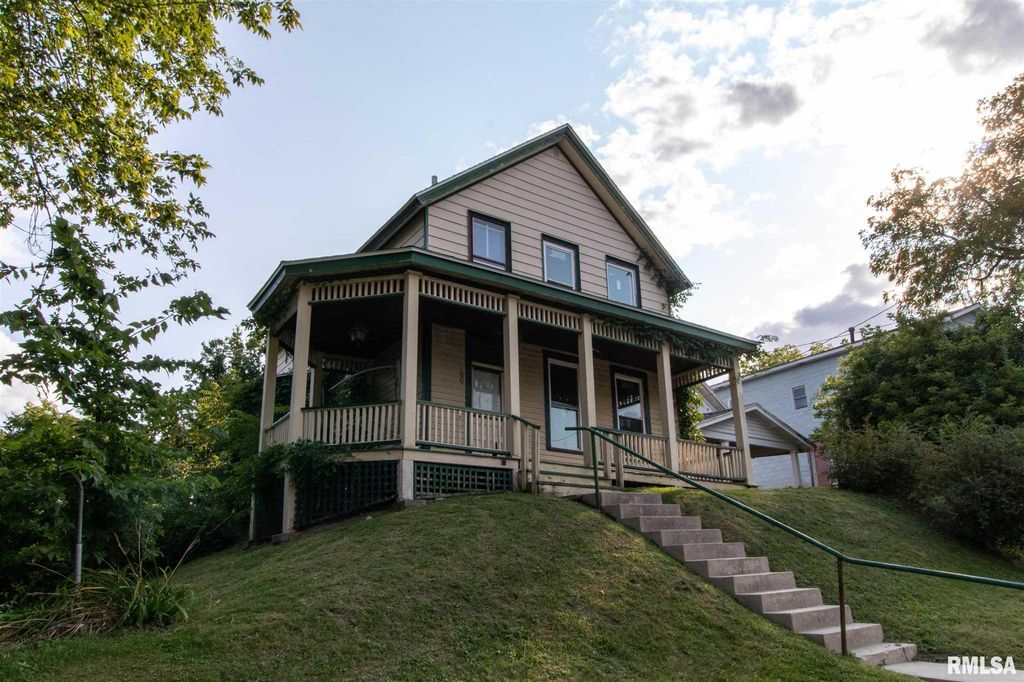 1607 E 12th St, Davenport, IA 52803