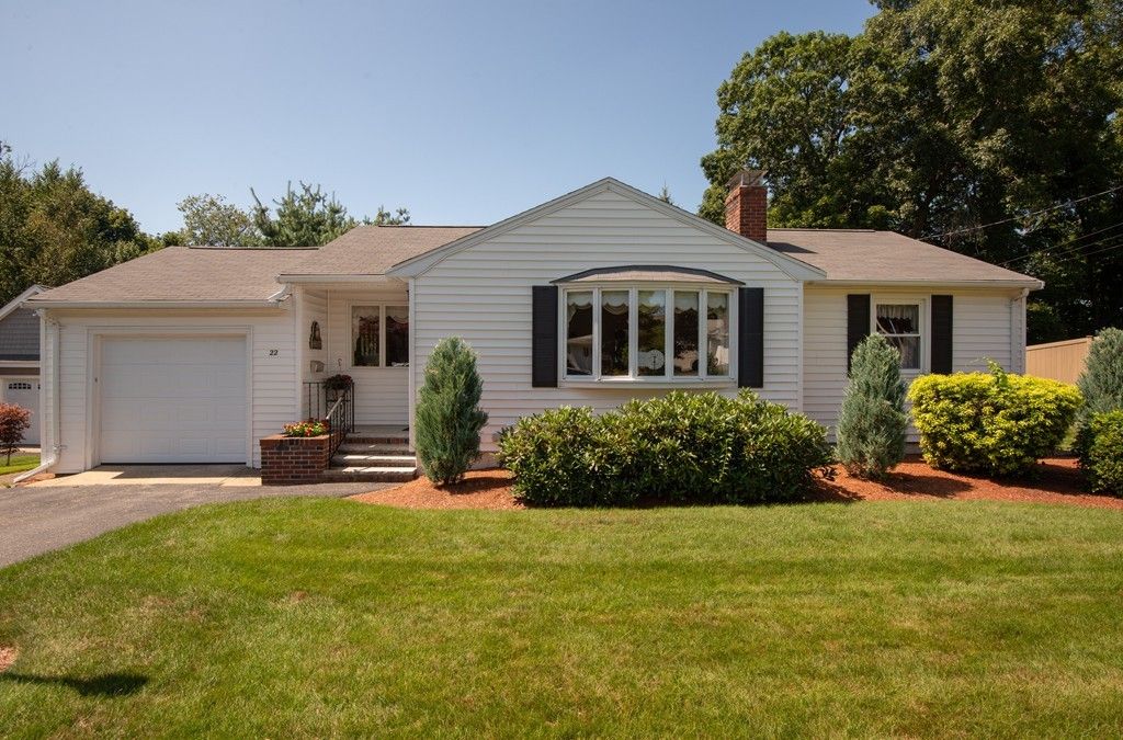 22 Drury Ln, Stoneham, MA 2 Bed, 1 Bath SingleFamily Home 36