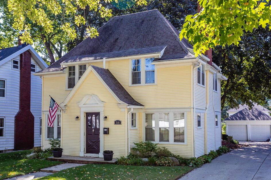 719 Woodfield Dr, Jackson, MI 49203