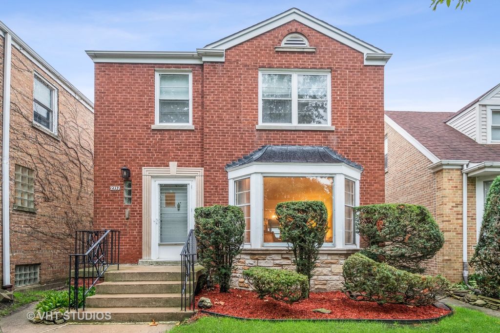 2717 W Jarvis Ave, Chicago, IL 60645