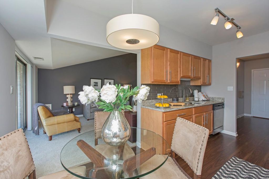 1551 E Central Rd, Arlington Heights, IL 60005