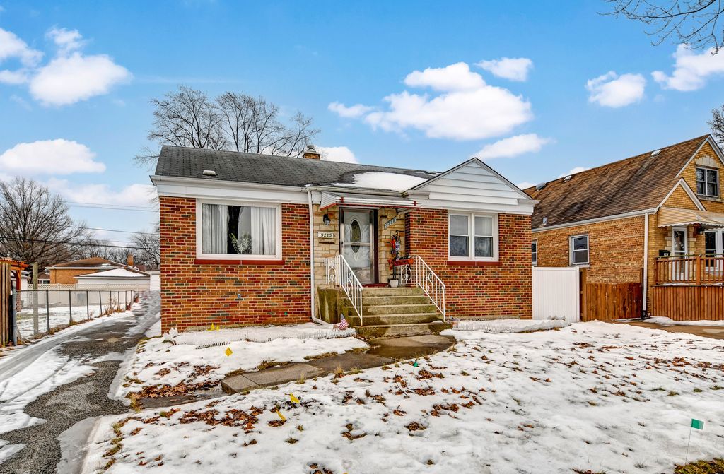 9225 S Sproat Ave, Oak Lawn, IL 60453