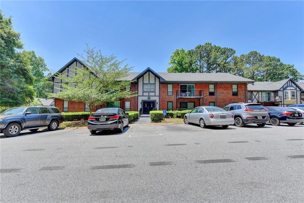 6851 Roswell Rd H5, Sandy Springs, GA 30328 2 Bed, 2 Bath Condo