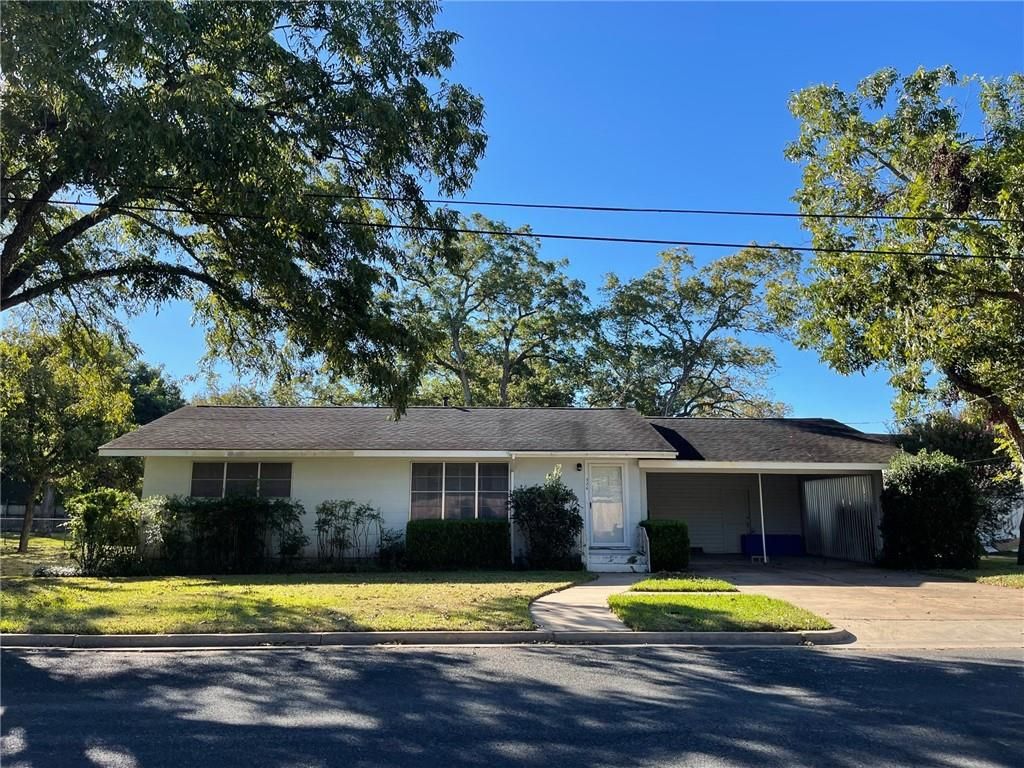 326 E Pecan St, La Grange, TX 78945