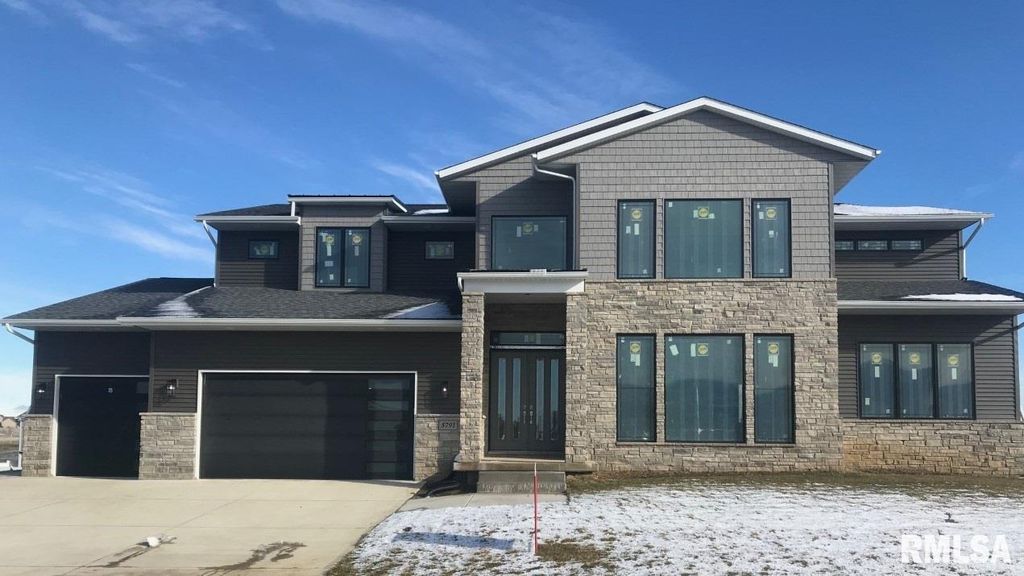 5791 Pigeon Creek Rd, Bettendorf, IA 52722