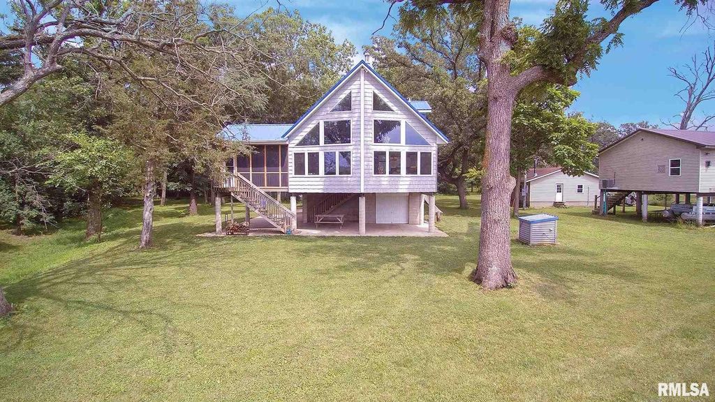 1460 Cedarview Dr, Muscatine, IA 52761