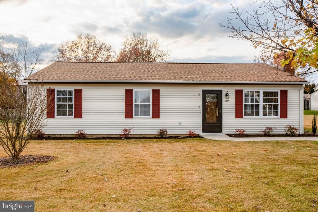 907 Eastern View Dr, Fredericksburg, VA 22405