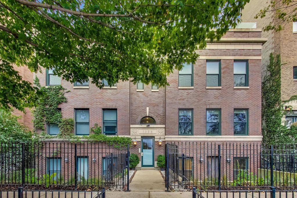 1355 N Mohawk St #1S, Chicago, IL 60610