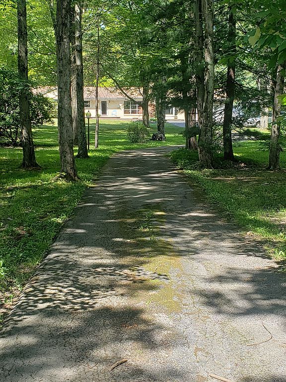 639 Robertson Rd, Sharon, PA 16148