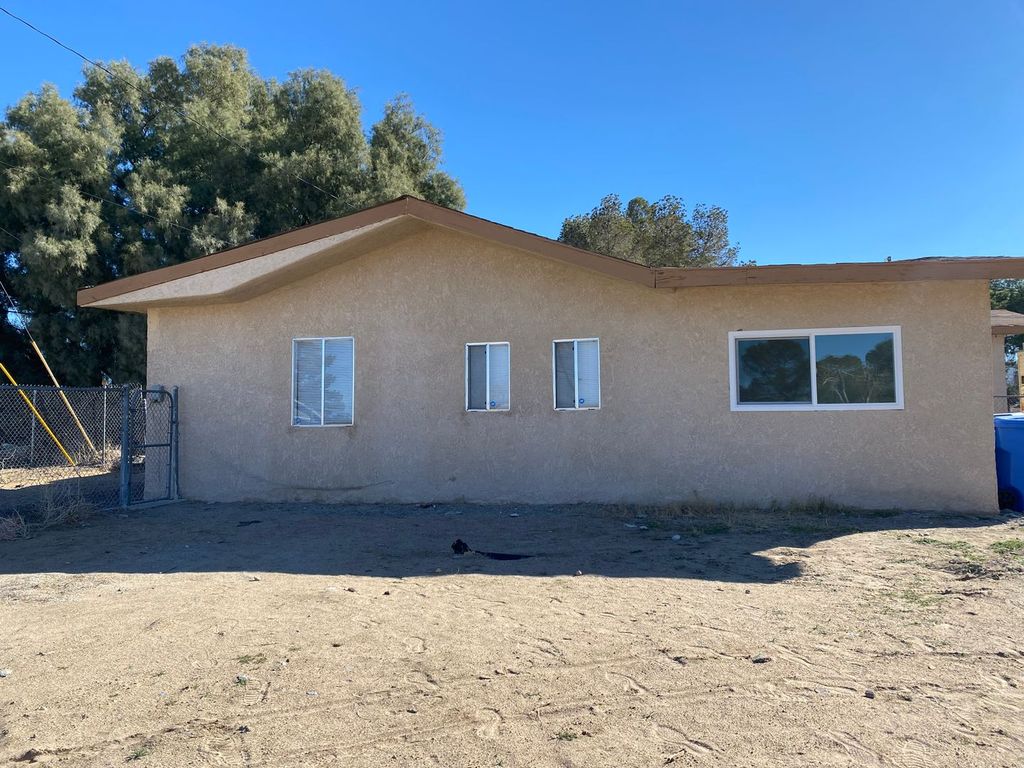 561 Valley Ave, Barstow, CA 92311